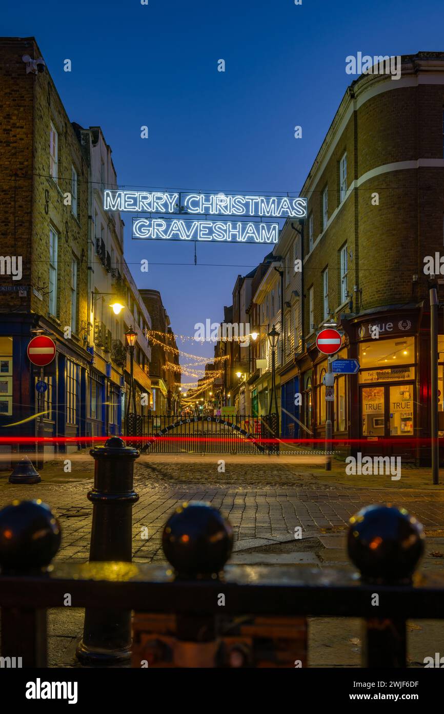 Weihnachtsbeleuchtung auf der High Street Gravesend von ihrem Town Pier Stockfoto