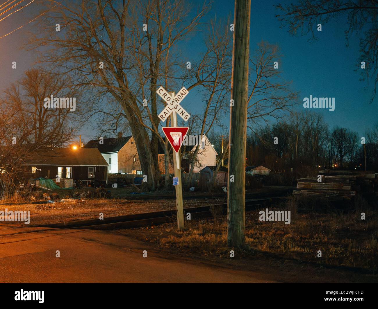 Eine Eisenbahnüberquerung in der Nacht im First Ward, Buffalo, New York Stockfoto