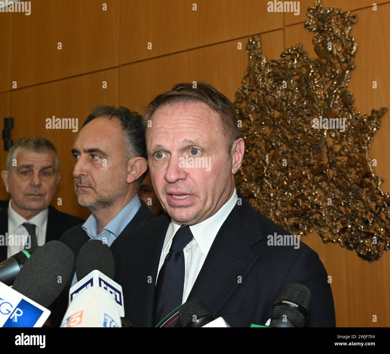 Mailand, . Februar 2024. Mailand, Italien Francesco Lollobrigida, Landwirtschaftsminister, spricht bei einem Pressegespräch mit Alessandro Beduschi, dem Rat der Lombardei, über die Kritikalität des Agrarsektors und die Zukunftsperspektiven. Auf dem Foto: Francesco Lollobrigida, Landwirtschaftsminister mit Alessandro Beduschi, Stadtrat der Lombardei Credit: Unabhängige Fotoagentur/Alamy Live News Stockfoto