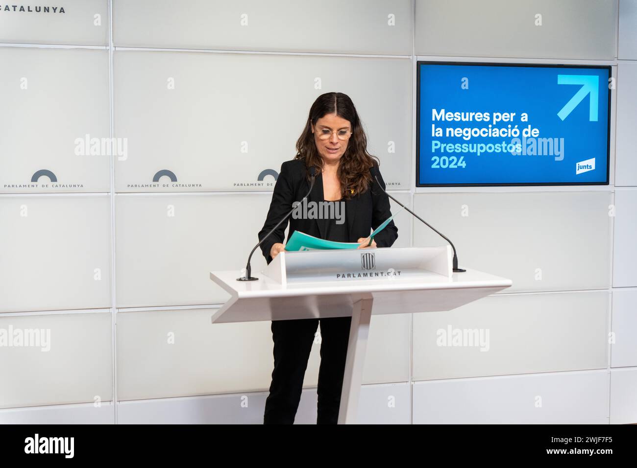 15. Februar 2024 Barcelona, Spanien Politik Barcelona-Pressekonferenz von Junts. Der Sprecher der parlamentarischen Fraktion der Partei "Junts" erläutert die Schlussfolgerungen, die bei den Verhandlungen mit der Regierung zur Billigung der Haushalte der katalanischen Regierung erzielt wurden. Sie haben gefordert, dass die Abschaffung der Erbschaftssteuer für Verwandte ersten Grades sowie Maßnahmen zur Konjunkturbelebung durchgeführt werden." 'La portavoz del grupo parlamentario del partido 'junts' explica las conclusiones a las que han llegado en las negociaciones con el gobierno para aprobar los presupuestos Stockfoto