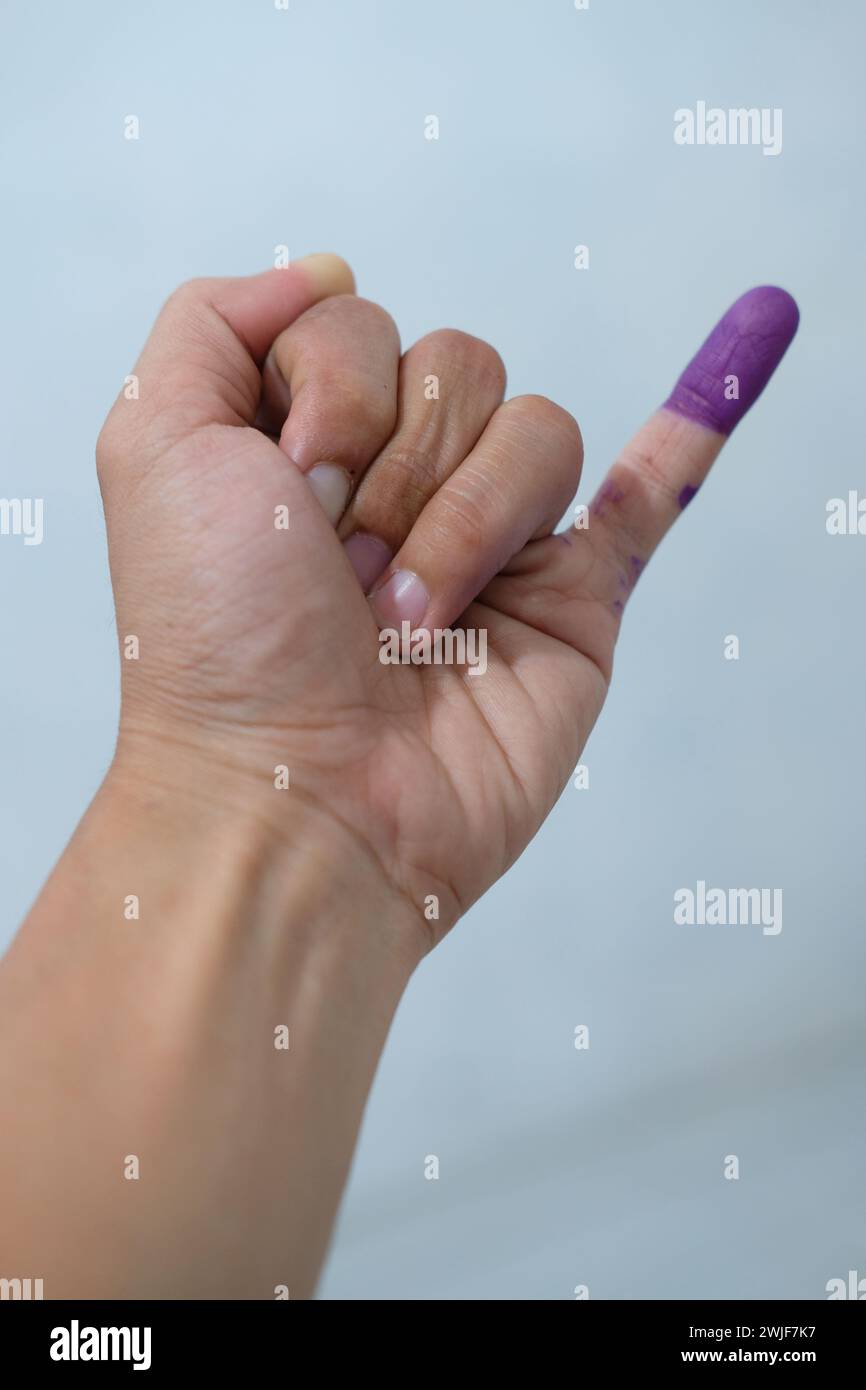 Der kleine Finger ist mit Tinte befleckt. Stockfoto