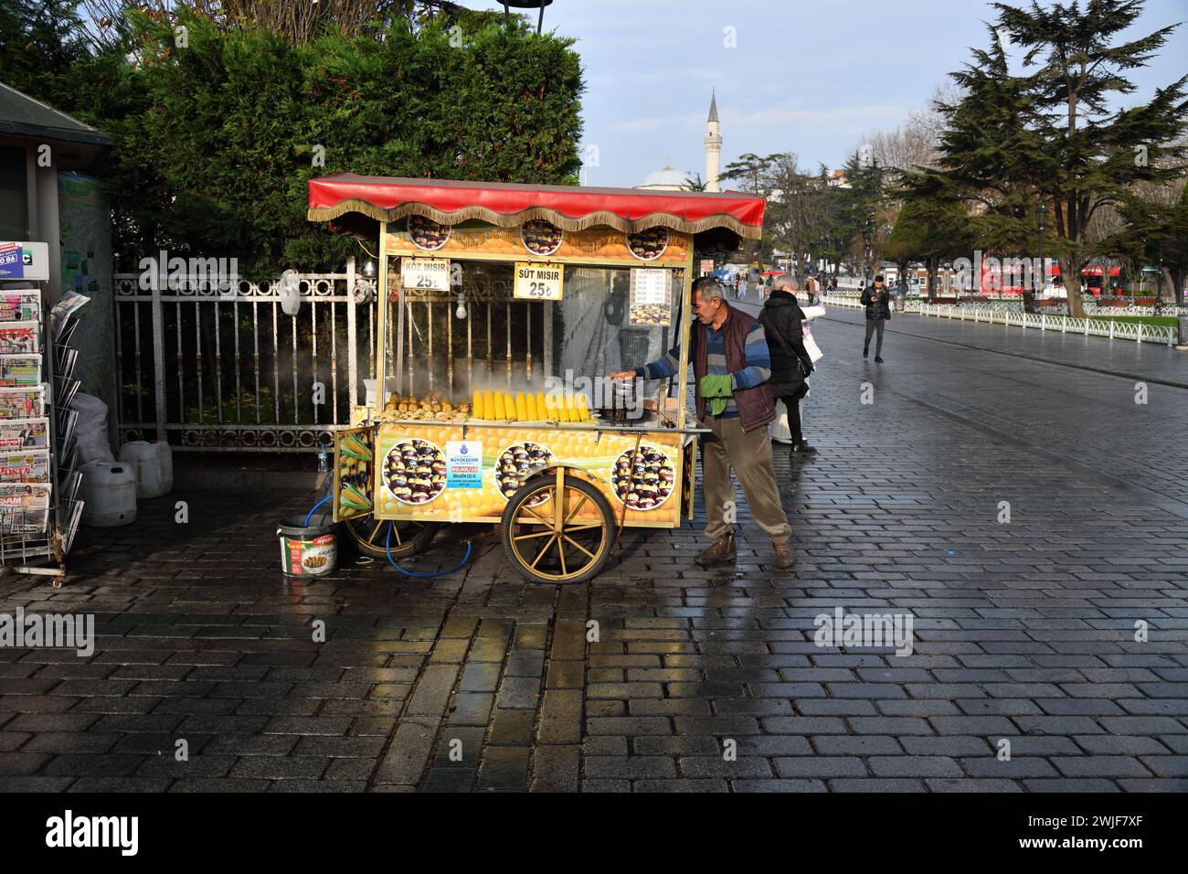 Istanbul, Türkei – 11. Dezember 2023: türkischer Straßenverkäufer verkauft traditionellen türkischen gerösteten Mais und Kastanien auf dem Sultanahmet-Platz Stockfoto