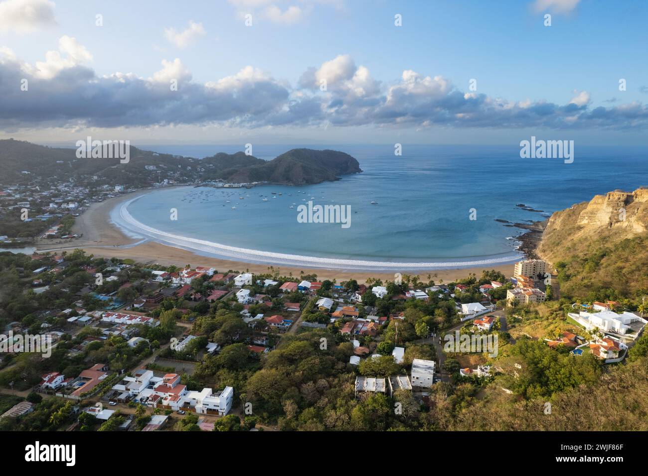 Reisen Sie zum Thema San Juan Del Sur. Blick aus der Vogelperspektive bei Sonnenaufgang in der Bucht des Nicaragua Resorts Stockfoto