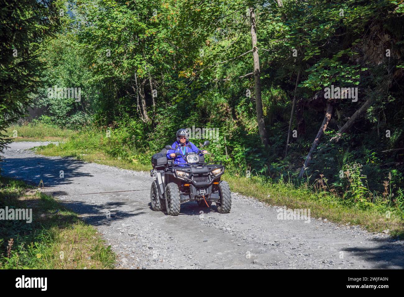 21.08.2016 Les Contamine-Montjoie, Haute-Savoie, Frankreich. Ursprünglich eine Wanderroute, wird sie zu einer beliebten Tour für Quad-Biker. Stockfoto