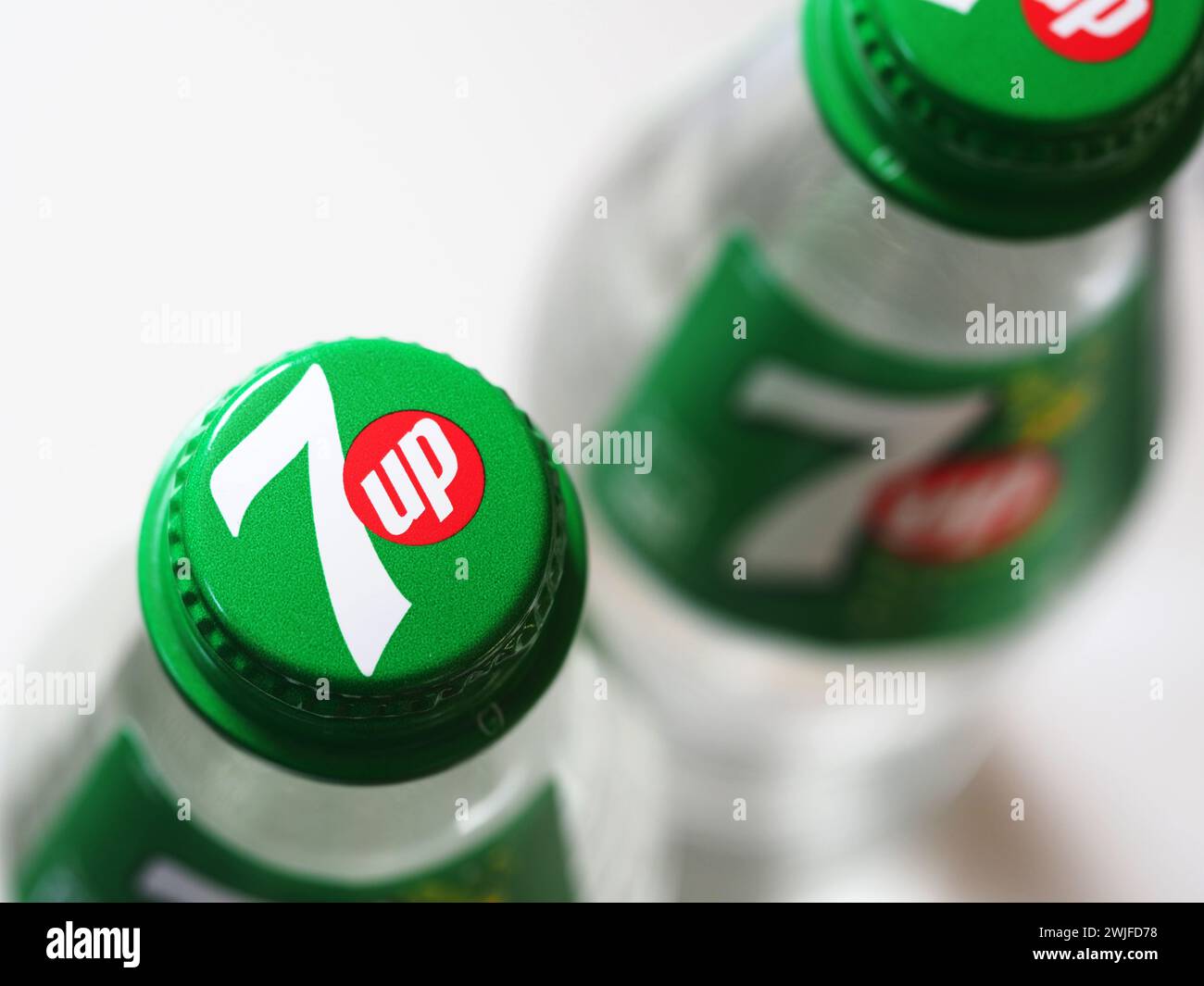 In dieser Abbildung ist eine Glasflasche mit 7up abgebildet. Stockfoto