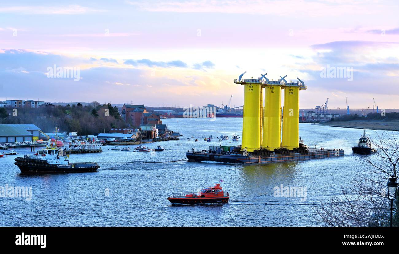 Multratug19 mit dem DOC-TRÄGERSCHIFF von Smulders Howdon Tyne Yard brachte sechs Stützen für Windkraftanlagen in die Nordsee Stockfoto