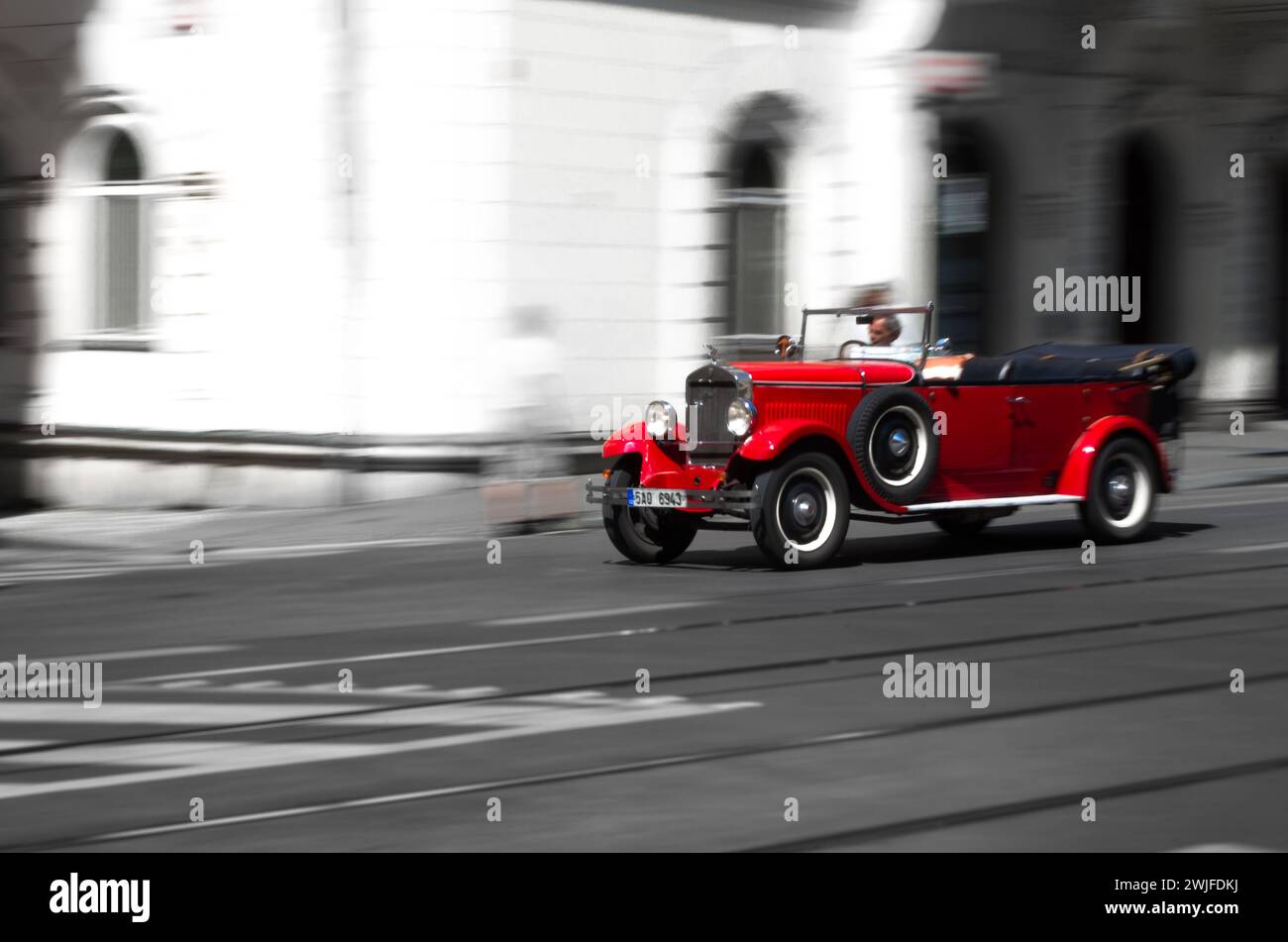 Ein roter Oldtimer in den historischen Straßen von Prag Stockfoto