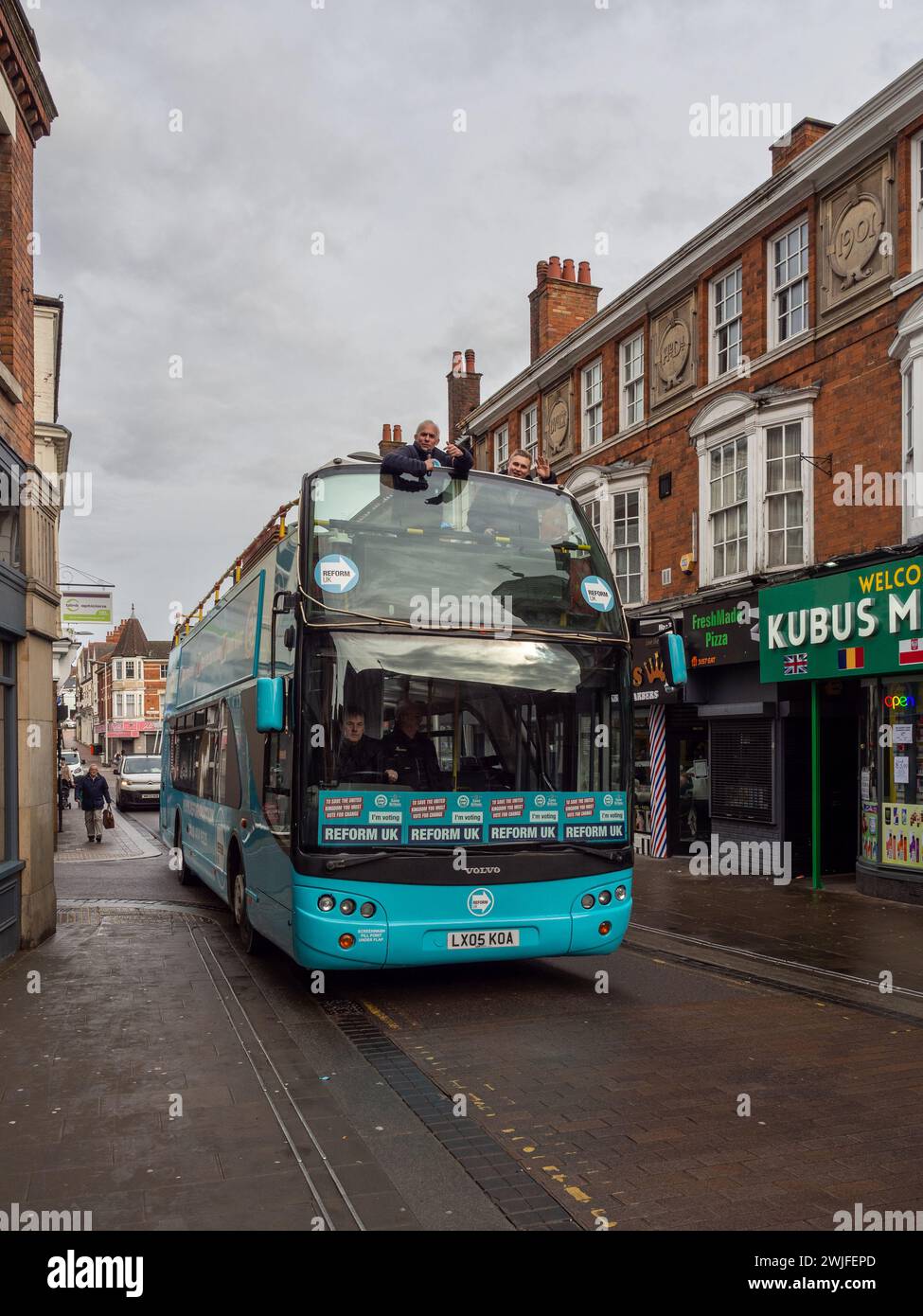 Wellingborough durch die Wahl 2024; Kandidat der Reform UK Party im Kampfbus am Polling Day, Wellingborough Town Centre, UK Stockfoto