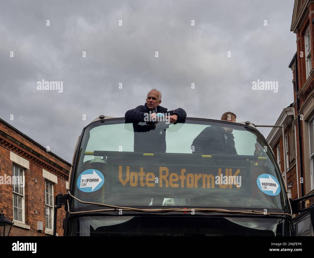 Wellingborough durch die Wahl 2024; Kandidat der Reform UK Party im Kampfbus am Polling Day, Wellingborough Town Centre, UK Stockfoto