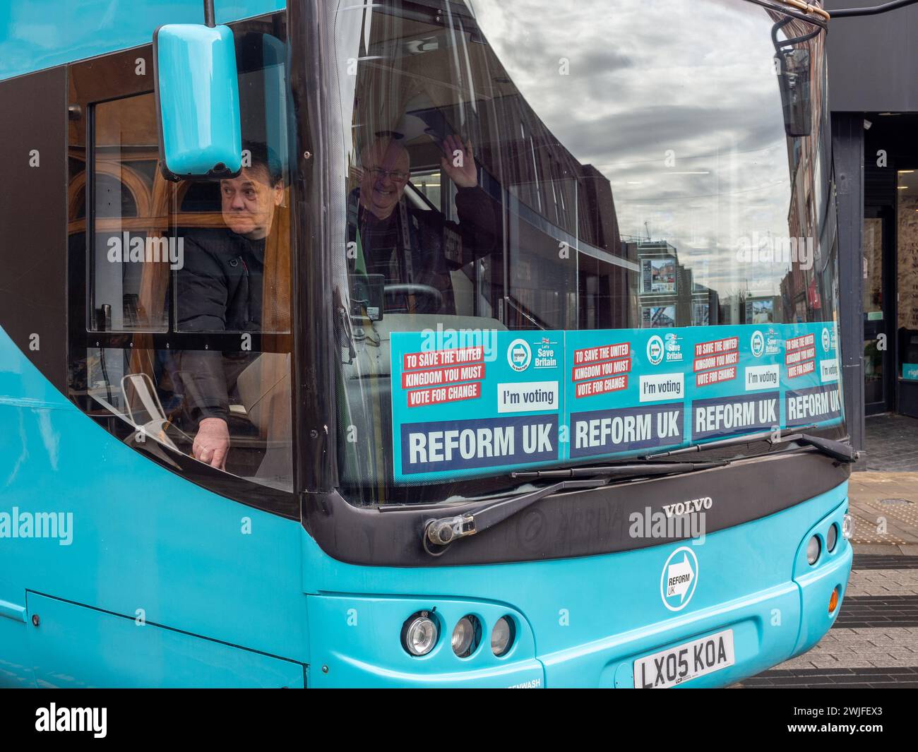 Wellingborough bei der Wahl 2024; Nahaufnahme des Kampfbusses der Reform UK Party, der am Polling Day durch das Stadtzentrum in Wellingborough, Großbritannien, reiste Stockfoto