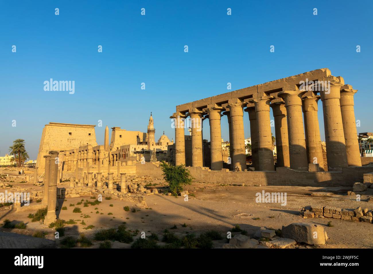 Luxor Tempel am Ostufer des Nils bei Sonnenuntergang, Ägypten Stockfoto