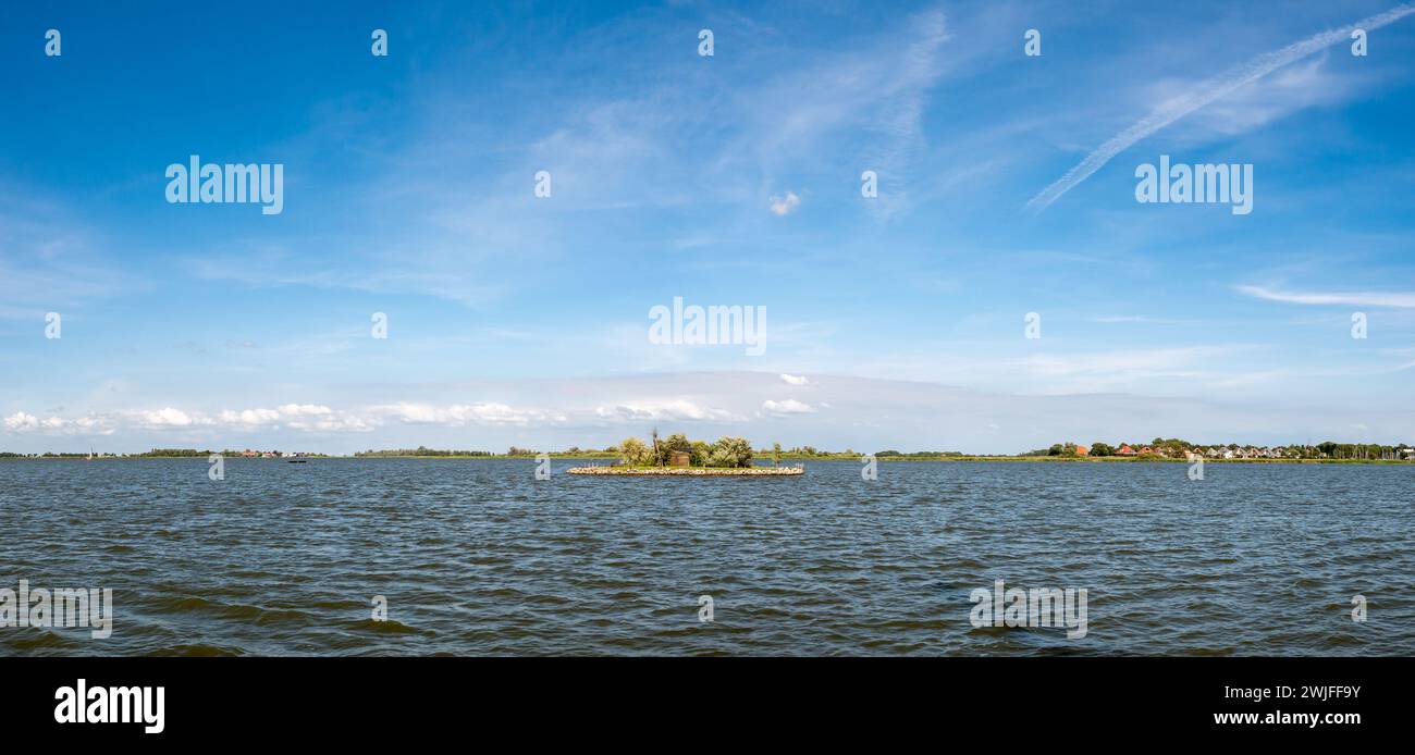 Panorama des Sees de Morra mit der kleinen Insel und dem Dorf Hemelum, Friesland, Niederlande Stockfoto