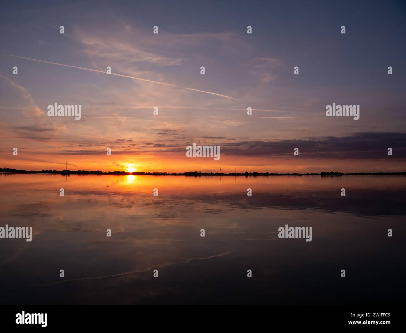 Sonnenuntergang über dem See de Morra im Sommer, de Friese Meren, Friesland, Niederlande Stockfoto