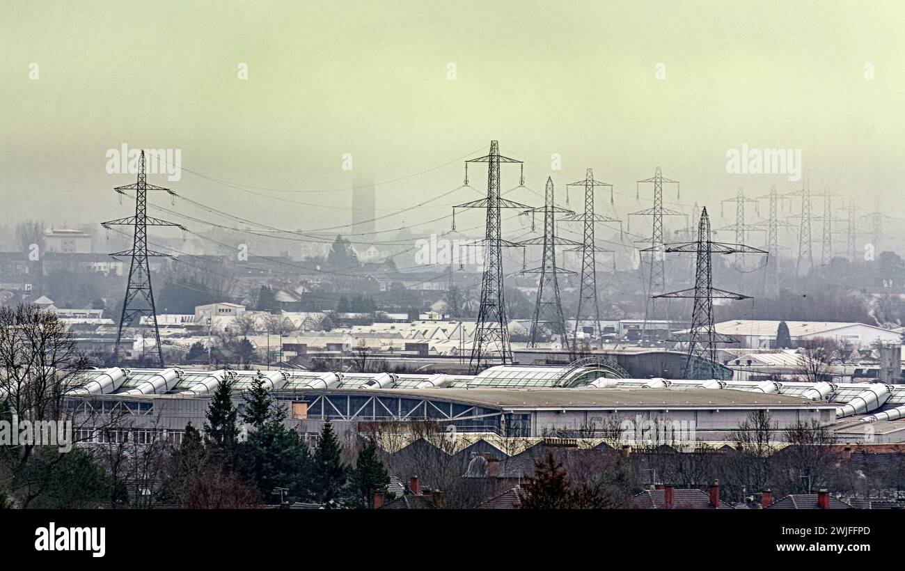 Glasgow, Schottland, Großbritannien. Februar 2024. Wetter in Großbritannien: Nebel über dem Einkaufszentrum braehead und seinen einschüchternden elektrischen Pylonen sah die Sicht eingeschränkt, als die Entfernung verschwand. Credit Gerard Ferry/Alamy Live News Stockfoto