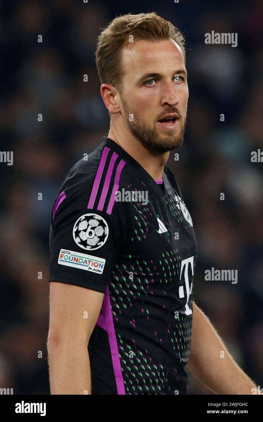 Harry Kane aus Bayern sieht beim Achtelfinale der UEFA Champions League am 14. Februar 2024 in Rom, Italien, im Stadio Olimpico an. Stockfoto