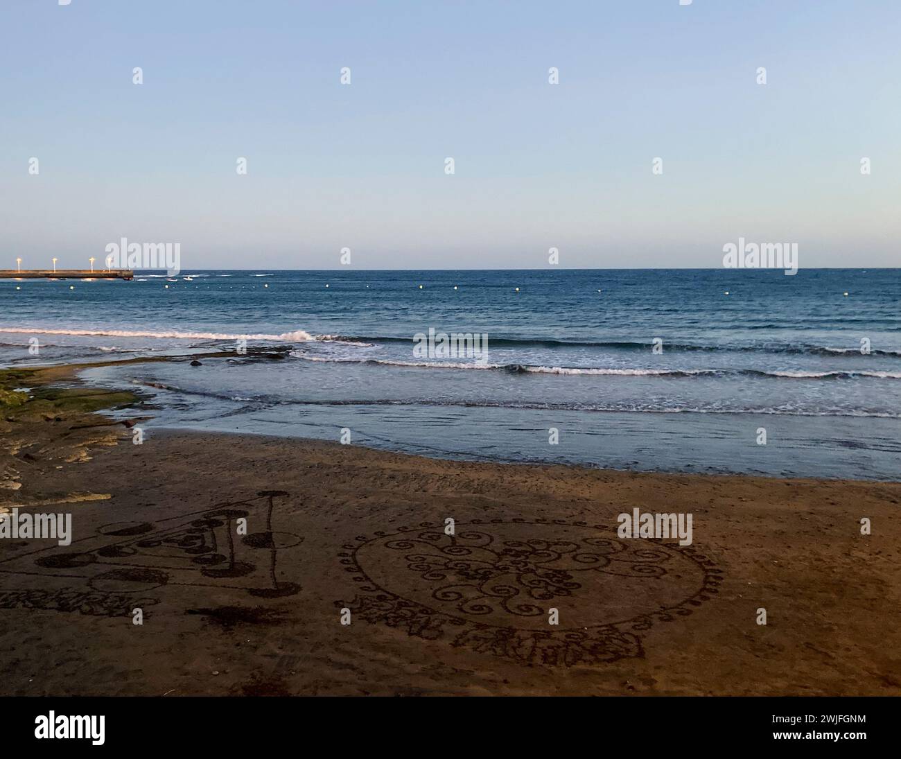 El Medano, Teneriffa Strand mit spirituellen Symbolen im Sand Stockfoto