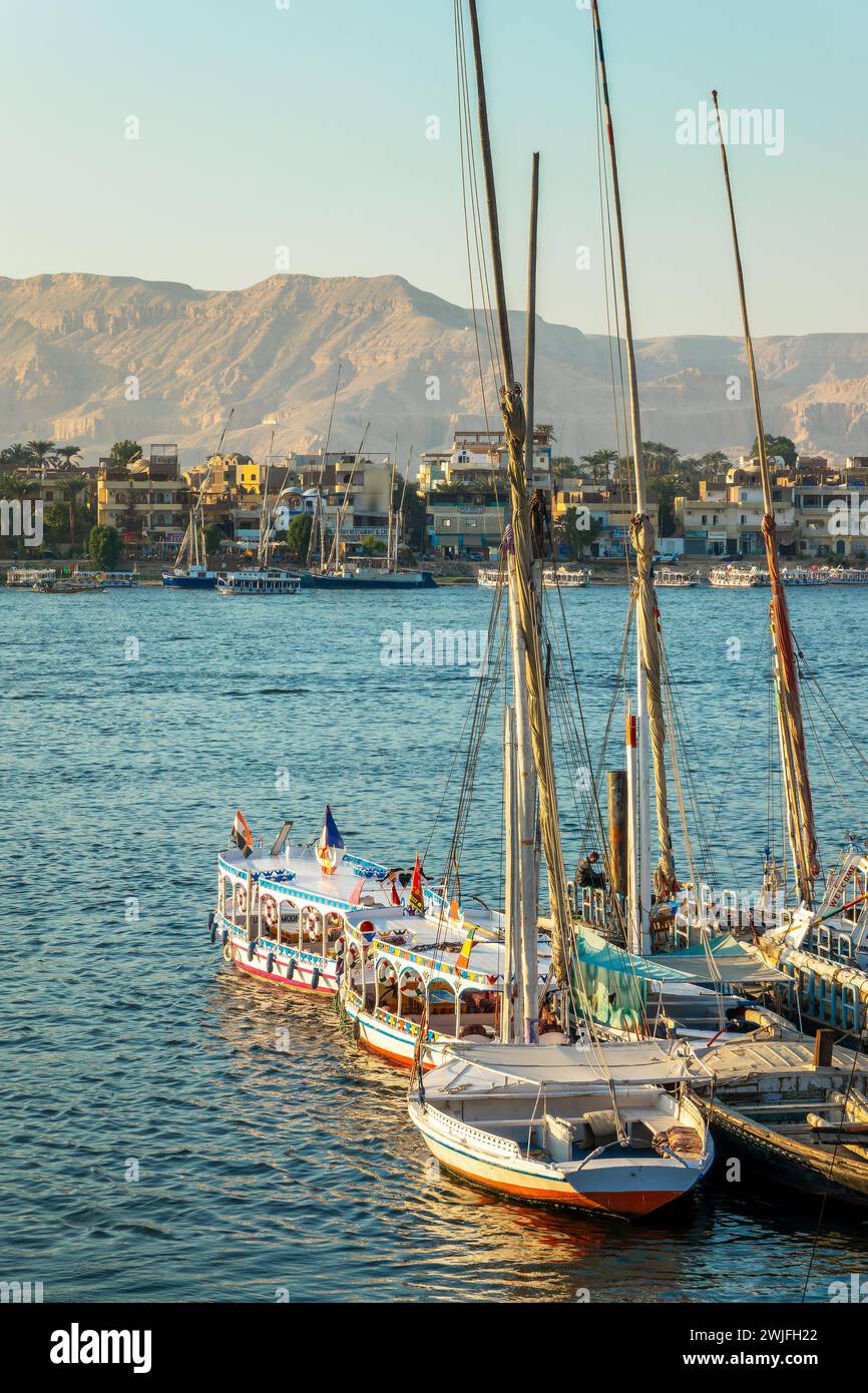 Bunte Motorboote und Feluken am Ufer des Nils in Luxor, Ägypten Stockfoto