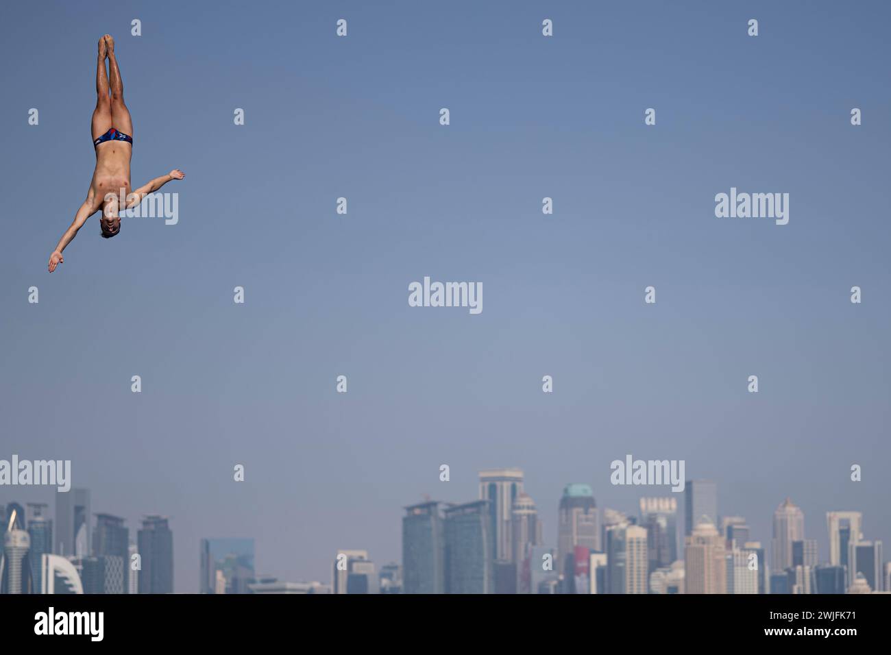 Doha, Katar. Februar 2024. Hochtaucher treten in der 27 m Plattform Männer Runde 3–4 der 21. Aquatikweltmeisterschaft im alten Hafen von Doha in Doha (Katar) an, 15. Februar 2024. Quelle: Insidefoto di andrea staccioli/Alamy Live News Stockfoto