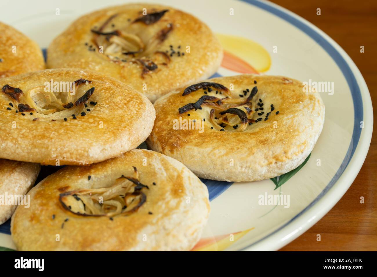 Frisch gebackene Brötchen vom Ofen bis zum Tisch Stockfoto