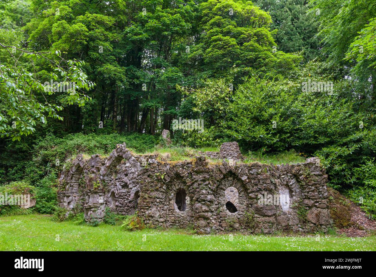 Die Hermitage Lodge ist ein rustikales Tor, das 1860 am Eingang zum Kilronan Castle aus dem 19. Jahrhundert in County Roscommon, Irland, erbaut wurde. Stockfoto