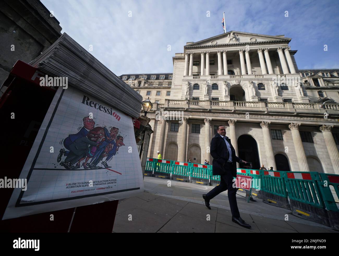 Kopien des Evening Standard vor der Bank of England in der City of London, nachdem Zahlen zeigten, dass die britische Wirtschaft Ende 2023 in eine Rezession geriet. Das Amt für nationale Statistik (ONS) schätzte, dass das BIP - ein Schlüsselindikator für die Wirtschaftstätigkeit - in den letzten drei Monaten des Jahres 2023 um 0,3 % zurückgegangen ist, nachdem es in den vorangegangenen drei Monaten um 0,1 % zurückgegangen war. Bilddatum: Donnerstag, 15. Februar 2024. Stockfoto