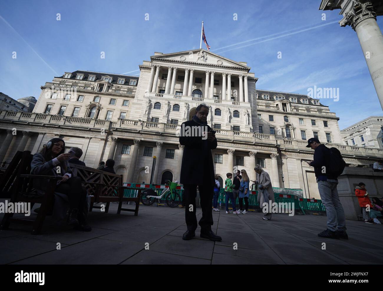 Die Bank of England in der City of London, nachdem Zahlen zeigten, dass die britische Wirtschaft Ende 2023 in eine Rezession geriet. Das Amt für nationale Statistik (ONS) schätzte, dass das BIP - ein Schlüsselindikator für die Wirtschaftstätigkeit - in den letzten drei Monaten des Jahres 2023 um 0,3 % zurückgegangen ist, nachdem es in den vorangegangenen drei Monaten um 0,1 % zurückgegangen war. Bilddatum: Donnerstag, 15. Februar 2024. Stockfoto