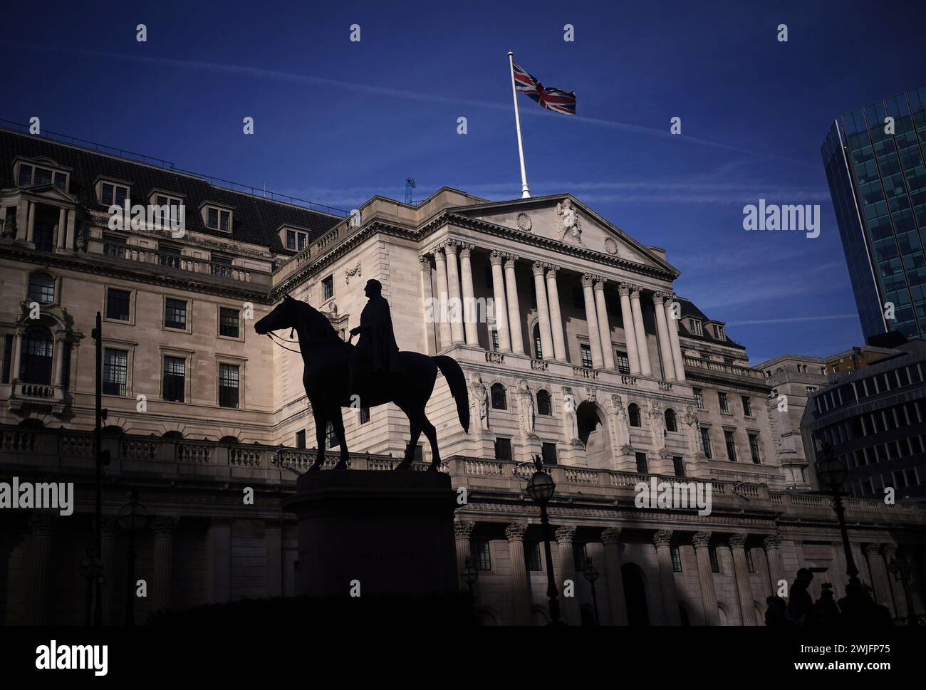 Die Bank of England in der City of London, nachdem Zahlen zeigten, dass die britische Wirtschaft Ende 2023 in eine Rezession geriet. Das Amt für nationale Statistik (ONS) schätzte, dass das BIP - ein Schlüsselindikator für die Wirtschaftstätigkeit - in den letzten drei Monaten des Jahres 2023 um 0,3 % zurückgegangen ist, nachdem es in den vorangegangenen drei Monaten um 0,1 % zurückgegangen war. Bilddatum: Donnerstag, 15. Februar 2024. Stockfoto