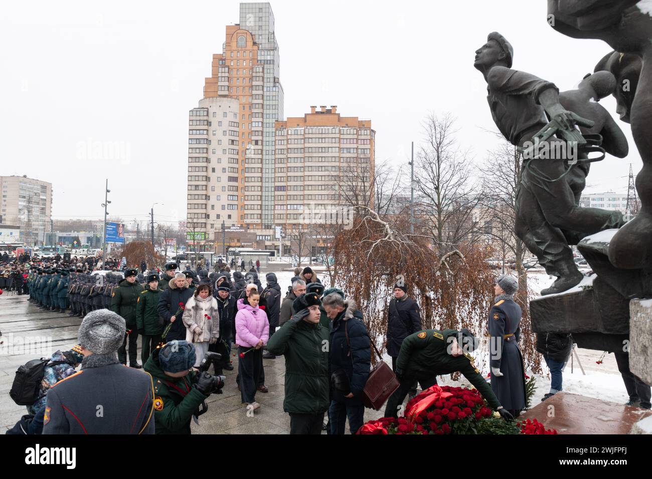 St. Petersburg, Russland. Februar 2024. Während einer Gedenkfeier zum 35. Jahrestag des Rückzugs der sowjetischen Truppen aus Afghanistan legten die Menschen Blumen an das Denkmal für die in Afghanistan getöteten Soldaten. Russland feiert den Tag des vollständigen Rückzugs der sowjetischen Truppen aus Afghanistan. Der Krieg in Afghanistan dauerte von 1979 bis 1989, nach offiziellen Angaben starben mehr als 15.000 sowjetische Soldaten. Quelle: SOPA Images Limited/Alamy Live News Stockfoto