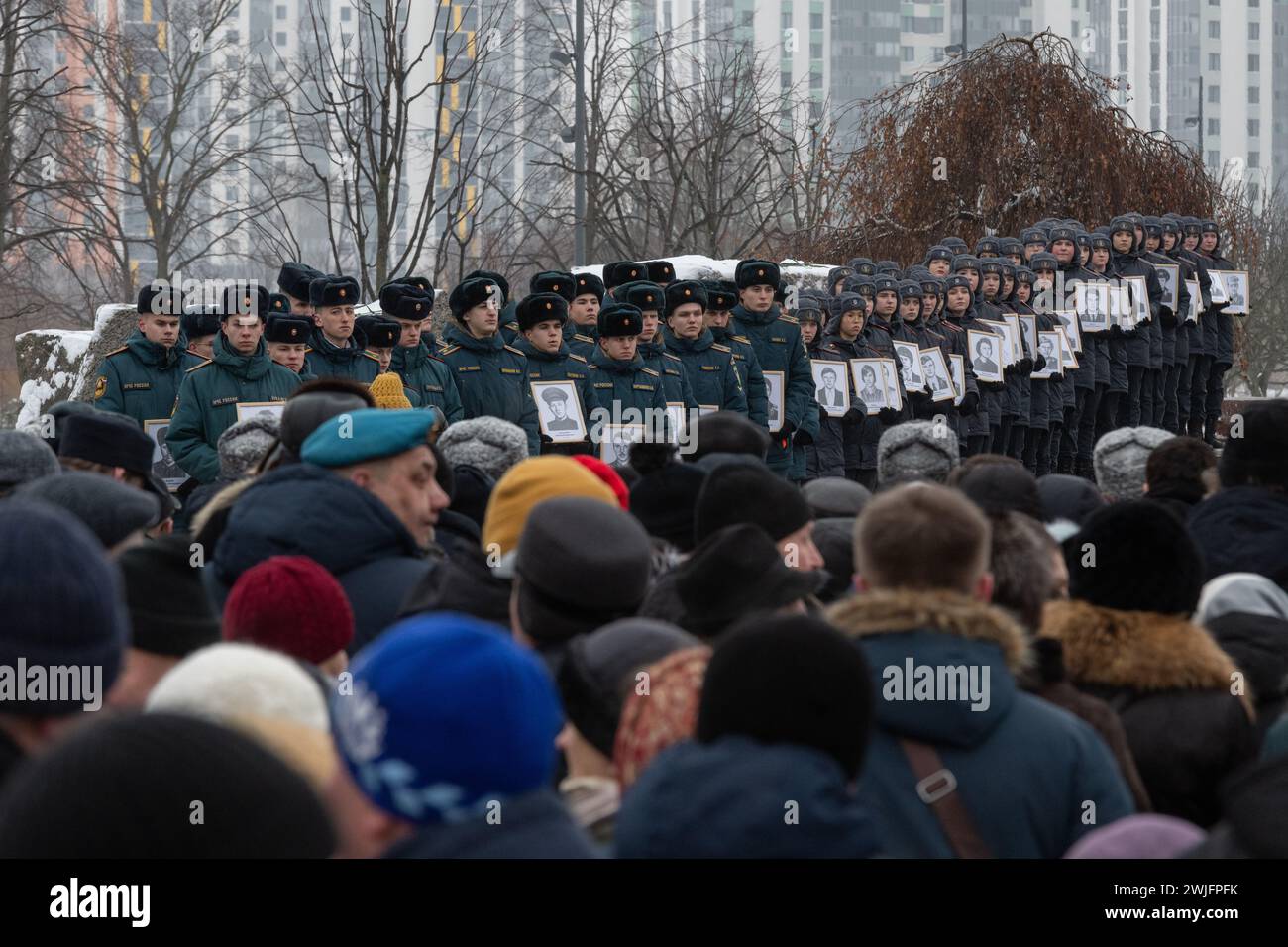 St. Petersburg, Russland. Februar 2024. Die Menschen nehmen an einer Veranstaltung Teil, die dem 35. Jahrestag des Rückzugs der sowjetischen Truppen aus Afghanistan gewidmet ist. Russland feiert den Tag des vollständigen Rückzugs der sowjetischen Truppen aus Afghanistan. Der Krieg in Afghanistan dauerte von 1979 bis 1989, nach offiziellen Angaben starben mehr als 15.000 sowjetische Soldaten. Quelle: SOPA Images Limited/Alamy Live News Stockfoto