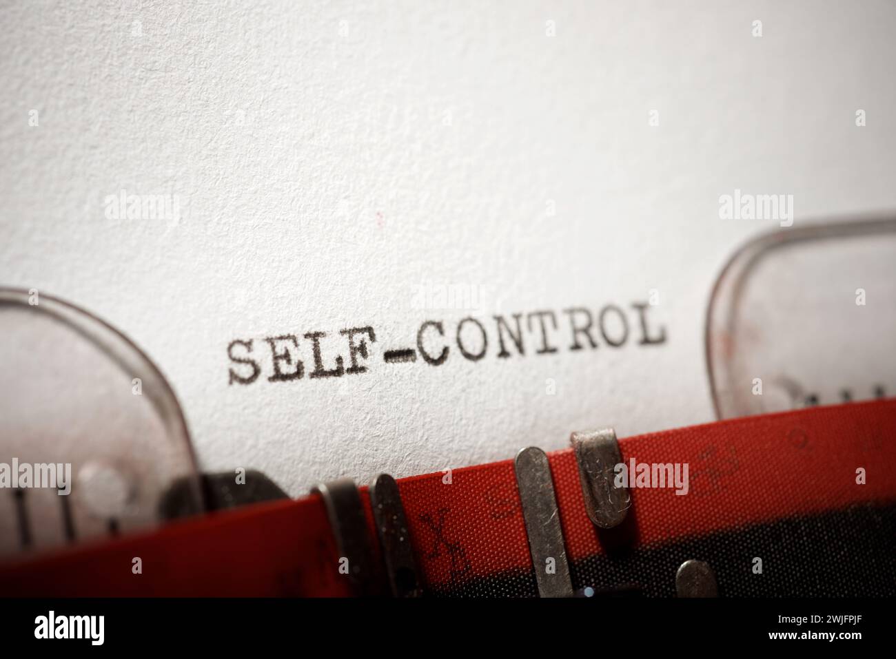 Mit einer Schreibmaschine geschriebener Text zur Selbstkontrolle. Stockfoto