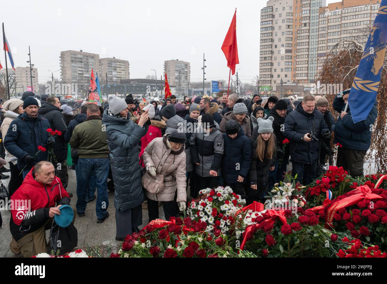 St. Petersburg, Russland. Februar 2024. Während einer Gedenkfeier zum 35. Jahrestag des Rückzugs der sowjetischen Truppen aus Afghanistan legten die Menschen Blumen an das Denkmal für die in Afghanistan getöteten Soldaten. Russland feiert den Tag des vollständigen Rückzugs der sowjetischen Truppen aus Afghanistan. Der Krieg in Afghanistan dauerte von 1979 bis 1989, nach offiziellen Angaben starben mehr als 15.000 sowjetische Soldaten. Quelle: SOPA Images Limited/Alamy Live News Stockfoto
