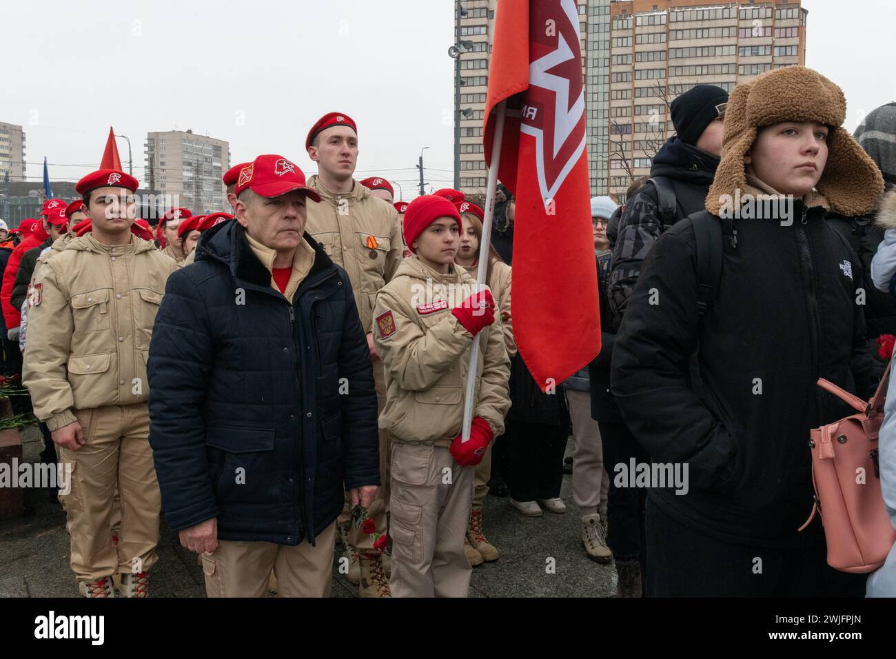 St. Petersburg, Russland. Februar 2024. Kadetten der militärisch-patriotischen öffentlichen Bewegung "Junge Armee" nehmen an einer Veranstaltung Teil, die dem 35. Jahrestag des Rückzugs der sowjetischen Truppen aus Afghanistan gewidmet ist. Russland feiert den Tag des vollständigen Rückzugs der sowjetischen Truppen aus Afghanistan. Der Krieg in Afghanistan dauerte von 1979 bis 1989, nach offiziellen Angaben starben mehr als 15.000 sowjetische Soldaten. Quelle: SOPA Images Limited/Alamy Live News Stockfoto