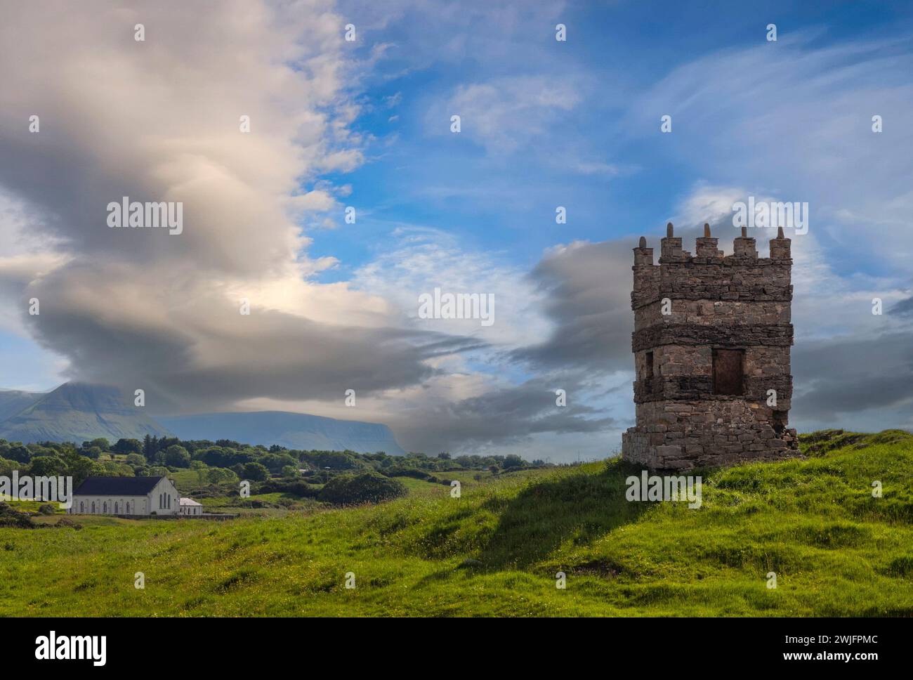 Folly Tower in der Tynte Lodge in Tullaghan, an der Küste des County Leitrim, Irland Stockfoto