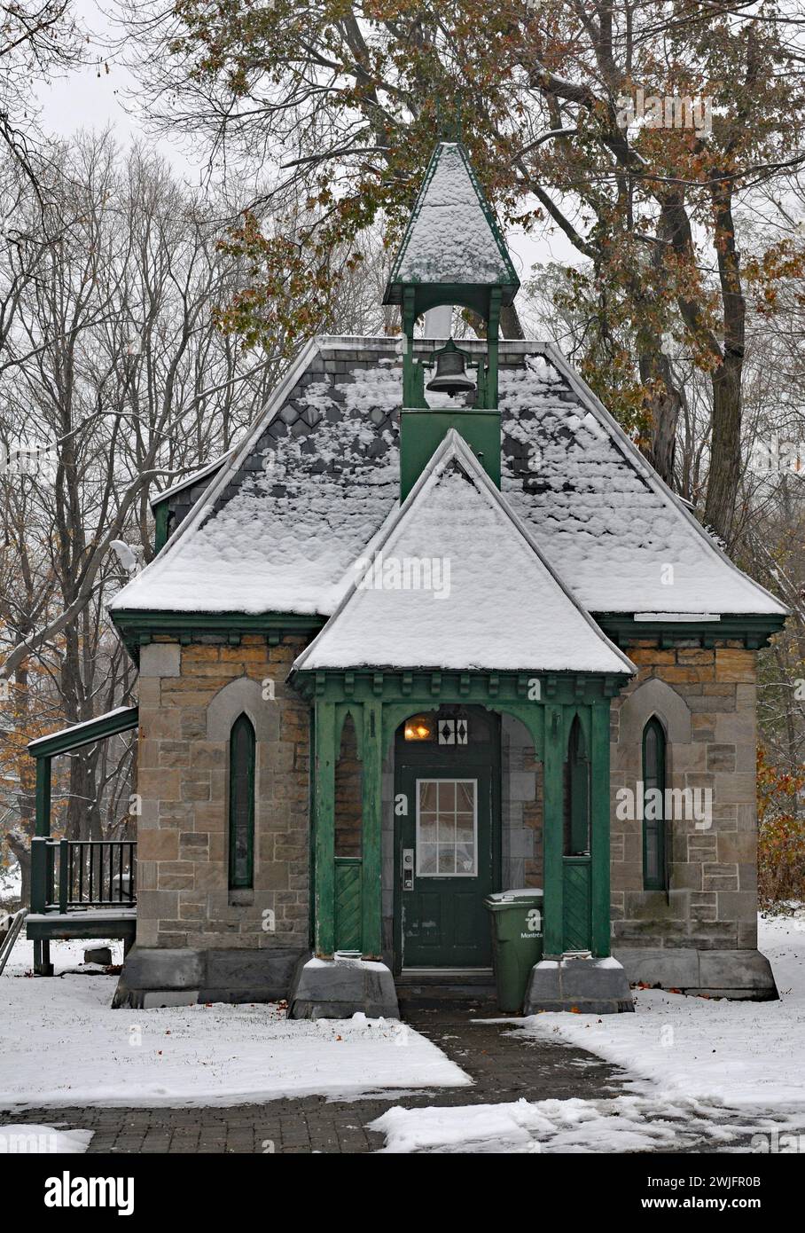 Frischer Schnee bedeckt ein historisches Torhaus am Haupteingang des Mount Royal Cemetery in Montreal. Stockfoto