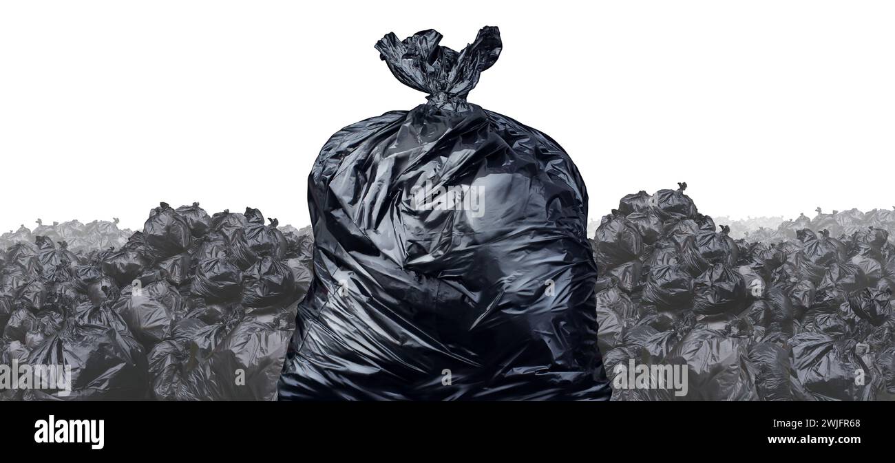 Mülldeponie oder Deponierhintergrund isoliert auf weißem Hintergrund als Abfallentsorgungskonzept mit einem Stapel schwarzer Plastikmüllsäcke. Stockfoto
