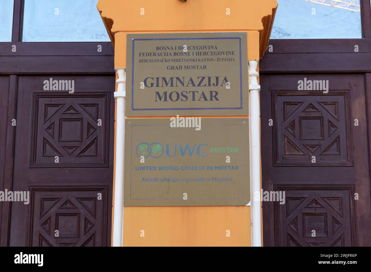 Schild auf dem Gymnasium-Gebäude in Mostar, dem ehemaligen Aleksa Santic Gymnasium Stockfoto