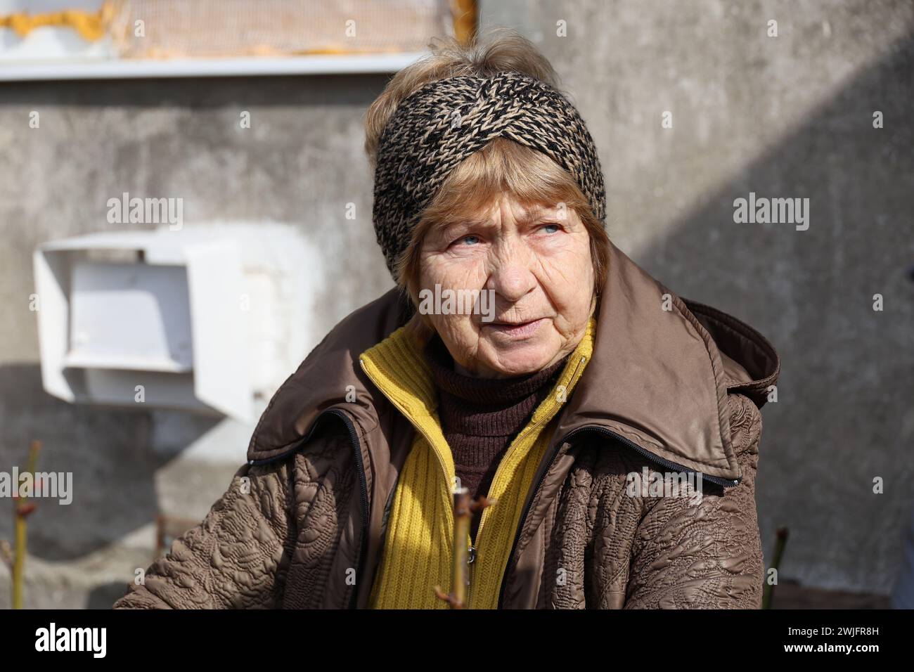 Nicht exklusiv: OCHAKIV, UKRAINE - 14. FEBRUAR 2024 - Eine ältere Frau ist in Ochakiv abgebildet, das unter ständigem russischen Beschuss steht, in der Region Mykolajew. Stockfoto