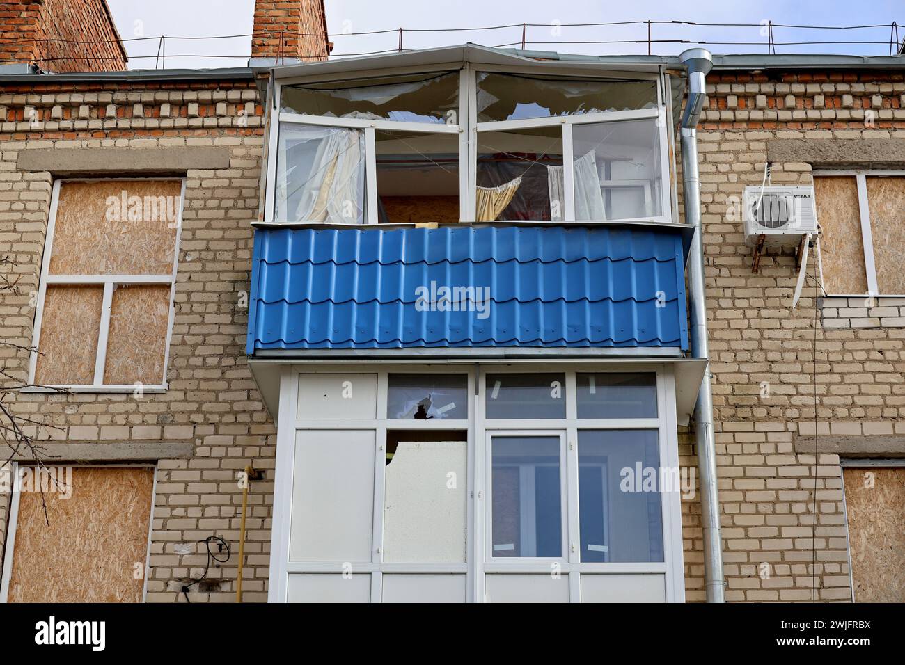 Nicht exklusiv: OCHAKIV, UKRAINE - 14. FEBRUAR 2024 - Borken-Fenster sind in Ochakiv zu sehen, das unter ständigem russischen Beschuss steht, Mykolajew Region, so Stockfoto