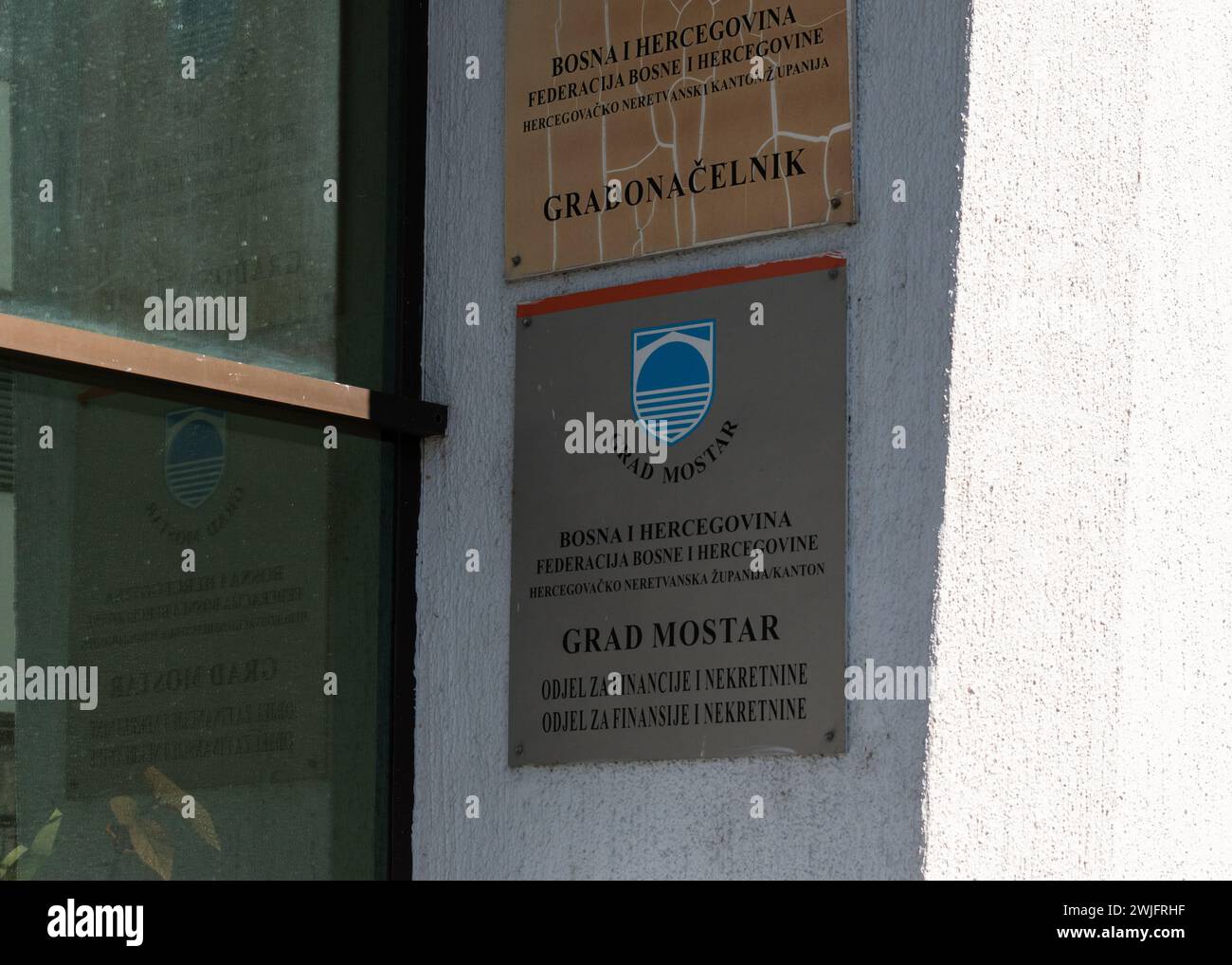 Schild der Finanz- und Immobilienabteilung und Büro mayer, Zeichen der öffentlichen Einrichtung aus nächster Nähe Stockfoto