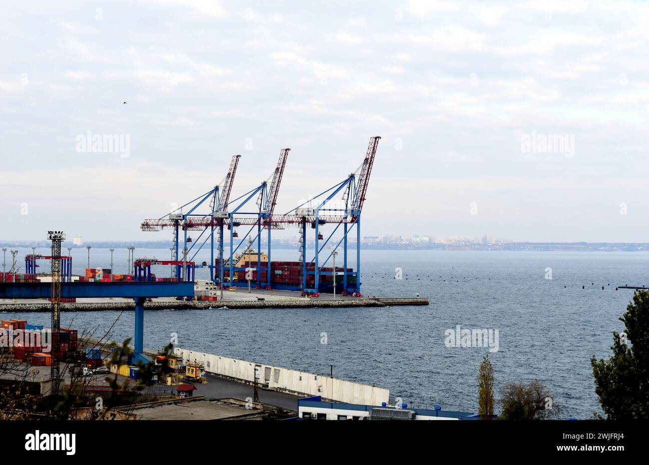 Industriehafenkran heben Laden Exportcontainer Box an Bord im Hafen Odessader Hafenkran Typ Twinlift ist die beste Lösung für den Hafenbetrieb Stockfoto
