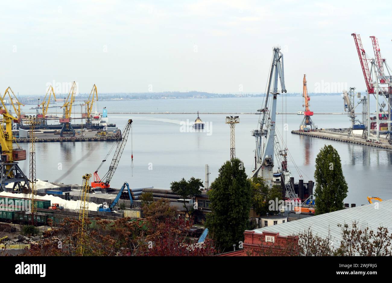 Eine der Laderampen mit Kornlagertanks und Auslegerkranen im Hafen von Odessa. Stockfoto
