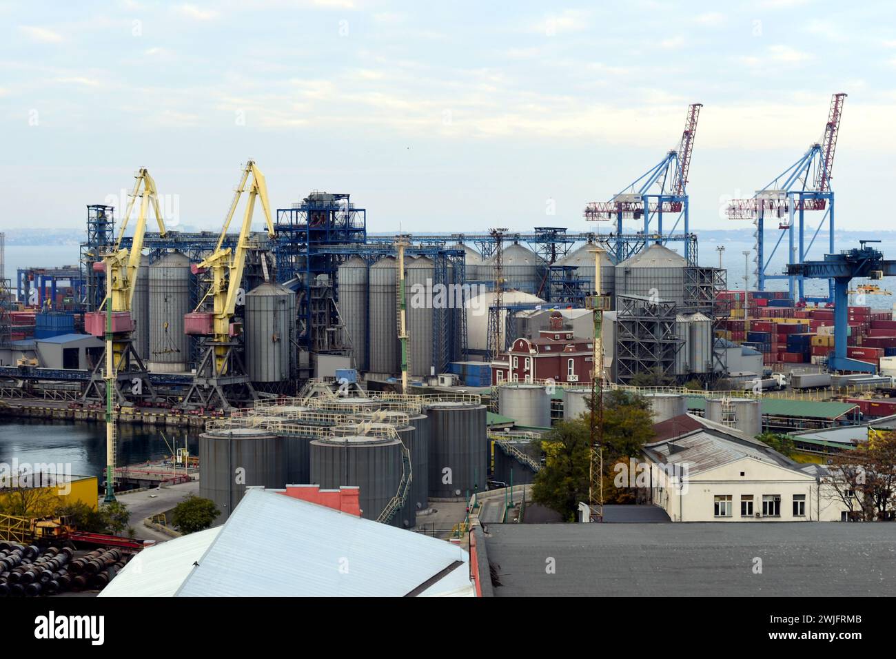 Eine der Laderampen mit Kornlagertanks und Auslegerkranen im Hafen von Odessa. Stockfoto