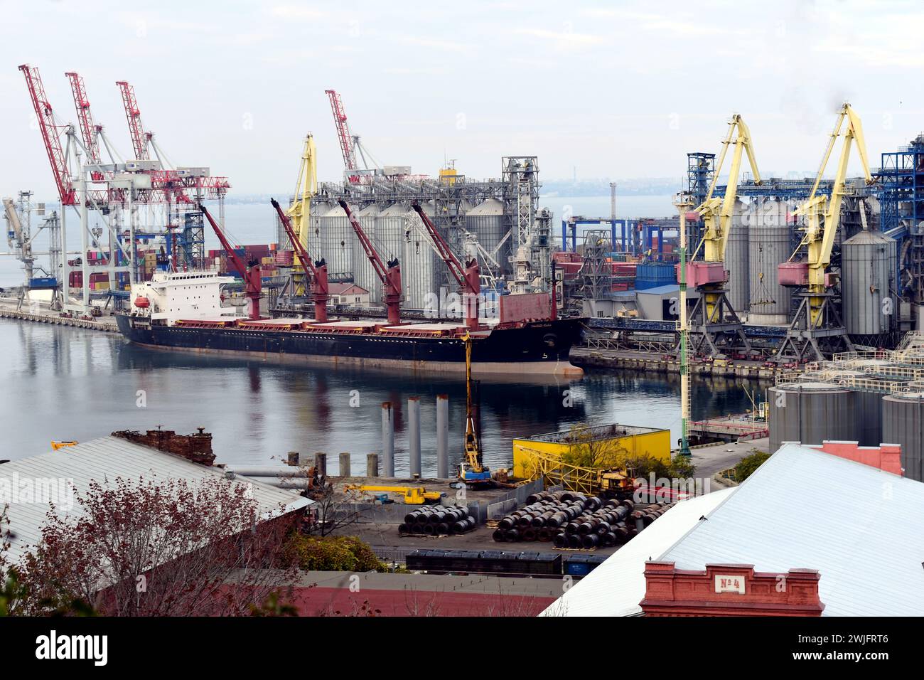 Großes Containerschiff im Hafen mit großem Pier-Hebekran für... Hochwertige Fotos Stockfoto