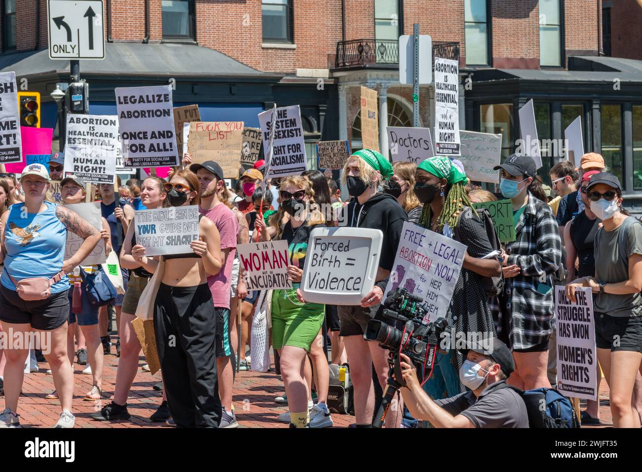 Boston, MA, USA-25. Juni 2022: Proteste mit Zeichen für Abtreibung bei Demonstrationen als Reaktion auf das Urteil des Obersten Gerichtshofs zur Aufhebung von Roe v. Wade. Stockfoto