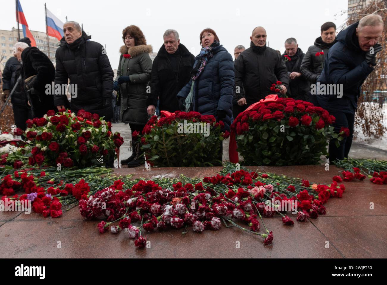 St. Petersburg, Russland. Februar 2024. Während einer Gedenkfeier zum 35. Jahrestag des Rückzugs der sowjetischen Truppen aus Afghanistan legten die Menschen Blumen an das Denkmal für die in Afghanistan getöteten Soldaten. Russland feiert den Tag des vollständigen Rückzugs der sowjetischen Truppen aus Afghanistan. Der Krieg in Afghanistan dauerte von 1979 bis 1989, nach offiziellen Angaben starben mehr als 15.000 sowjetische Soldaten. (Foto: Andrei Bok/SOPA Images/SIPA USA) Credit: SIPA USA/Alamy Live News Stockfoto