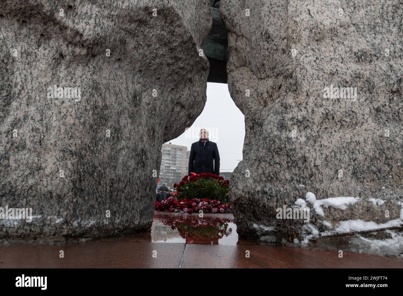 St. Petersburg, Russland. Februar 2024. Gouverneur von St. Petersburg Alexander Beglov steht am Denkmal für Soldaten, die in Afghanistan bei einer Veranstaltung zum 35. Jahrestag des Rückzugs der sowjetischen Truppen aus Afghanistan getötet wurden. Russland feiert den Tag des vollständigen Rückzugs der sowjetischen Truppen aus Afghanistan. Der Krieg in Afghanistan dauerte von 1979 bis 1989, nach offiziellen Angaben starben mehr als 15.000 sowjetische Soldaten. (Foto: Andrei Bok/SOPA Images/SIPA USA) Credit: SIPA USA/Alamy Live News Stockfoto