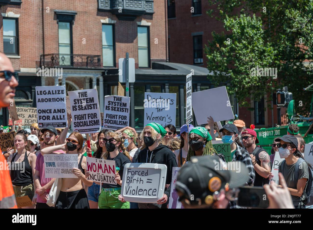 Boston, MA, USA-25. Juni 2022: Proteste mit Zeichen für Abtreibung bei Demonstrationen als Reaktion auf das Urteil des Obersten Gerichtshofs zur Aufhebung von Roe v. Wade. Stockfoto