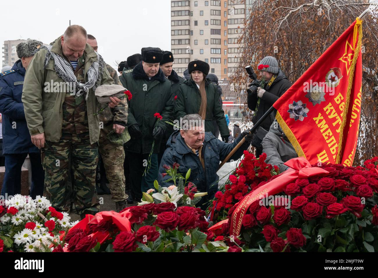 St. Petersburg, Russland. Februar 2024. Während einer Gedenkfeier zum 35. Jahrestag des Rückzugs der sowjetischen Truppen aus Afghanistan legten die Menschen Blumen an das Denkmal für die in Afghanistan getöteten Soldaten. Russland feiert den Tag des vollständigen Rückzugs der sowjetischen Truppen aus Afghanistan. Der Krieg in Afghanistan dauerte von 1979 bis 1989, nach offiziellen Angaben starben mehr als 15.000 sowjetische Soldaten. (Foto: Andrei Bok/SOPA Images/SIPA USA) Credit: SIPA USA/Alamy Live News Stockfoto