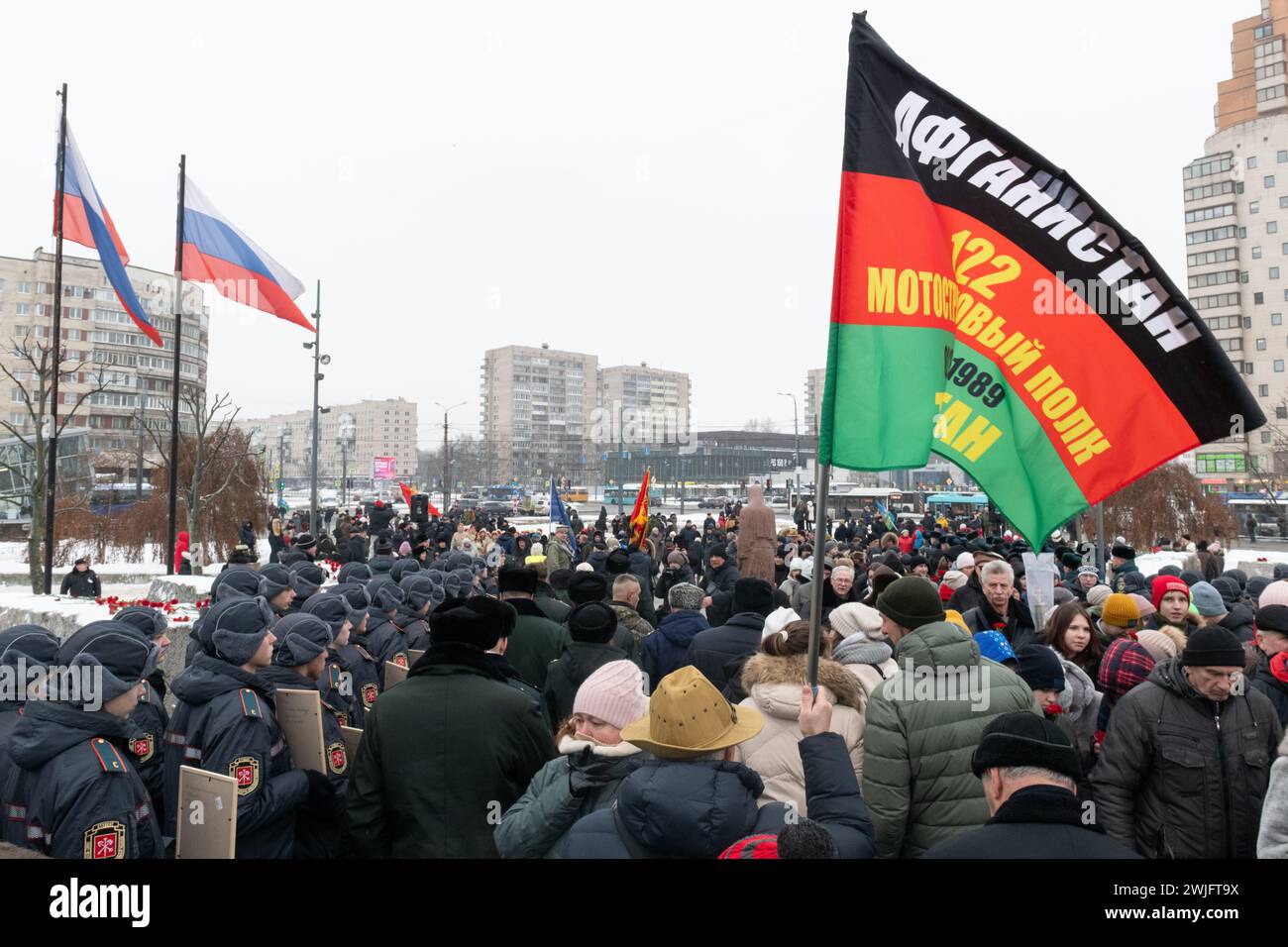 St. Petersburg, Russland. Februar 2024. Ein Mann hält die Flagge eines motorisierten Gewehrregiments bei einer Veranstaltung, die dem 35. Jahrestag des Rückzugs der sowjetischen Truppen aus Afghanistan gewidmet ist. Russland feiert den Tag des vollständigen Rückzugs der sowjetischen Truppen aus Afghanistan. Der Krieg in Afghanistan dauerte von 1979 bis 1989, nach offiziellen Angaben starben mehr als 15.000 sowjetische Soldaten. (Foto: Andrei Bok/SOPA Images/SIPA USA) Credit: SIPA USA/Alamy Live News Stockfoto