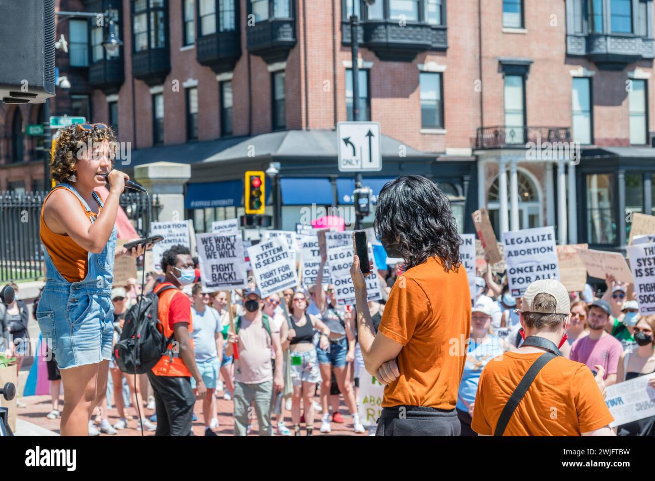 Boston, MA, USA-25. Juni 2022: Proteste mit Zeichen für Abtreibung bei Demonstrationen als Reaktion auf das Urteil des Obersten Gerichtshofs zur Aufhebung von Roe v. Wade. Stockfoto